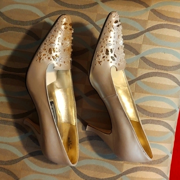 VINTAGE pointy toe, kitten heel pumps by J. Renee. Size 7. CLEAN! - Picture 4 of 11